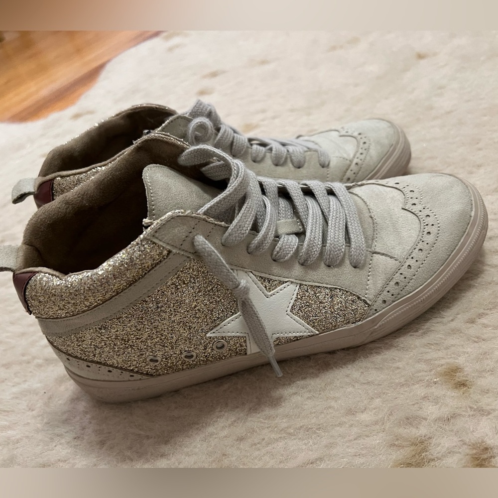 EUC Womens Shu shop size 8 1/2 Paulina style fashion sneakers (only worn once)